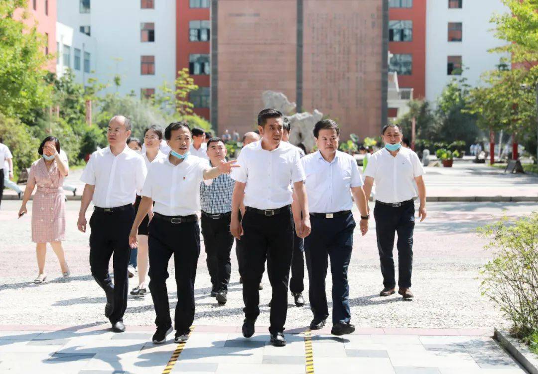 裴伟东到丹东二中调研并亲切看望慰问一线教师