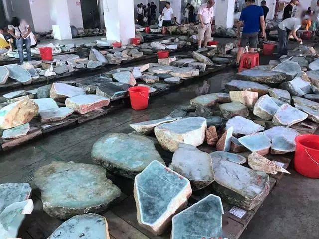 缅甸公盘18万拍下的原石,开出手镯几箩筐,净赚百万!