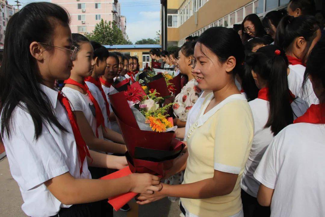 感谢师恩 爱在我心通讯员周美 郭伟伟昨日,烟台航天小学全体师生齐聚