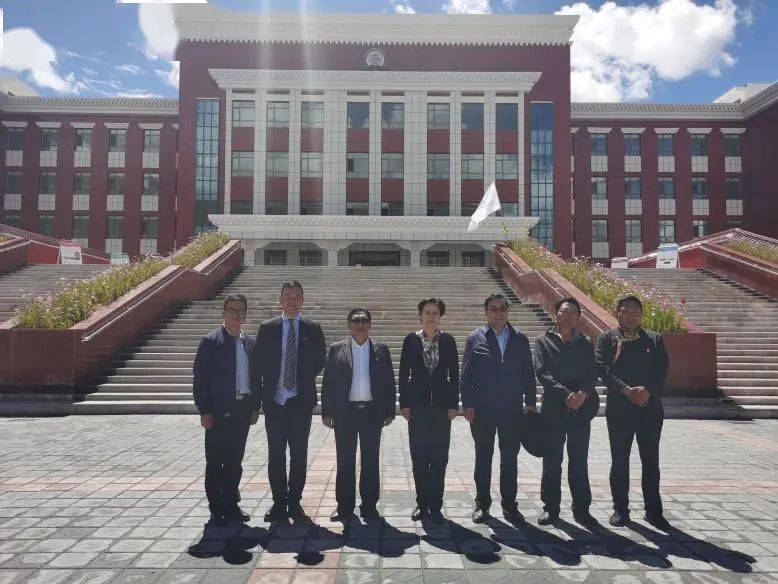 王小宁在囊谦县调研指导义务教育均衡发展工作