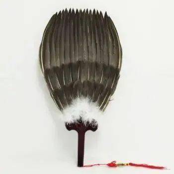 图片来源自网络吴用拿着羽毛扇子,戴着青丝绶的头巾,身穿用罗制成的