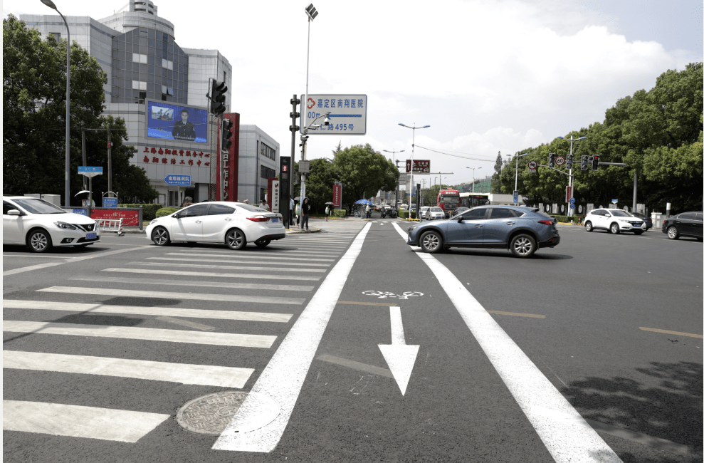 全国文明城区复评专栏丨各走各路众仁路真南路路口出现人车分离斑马线