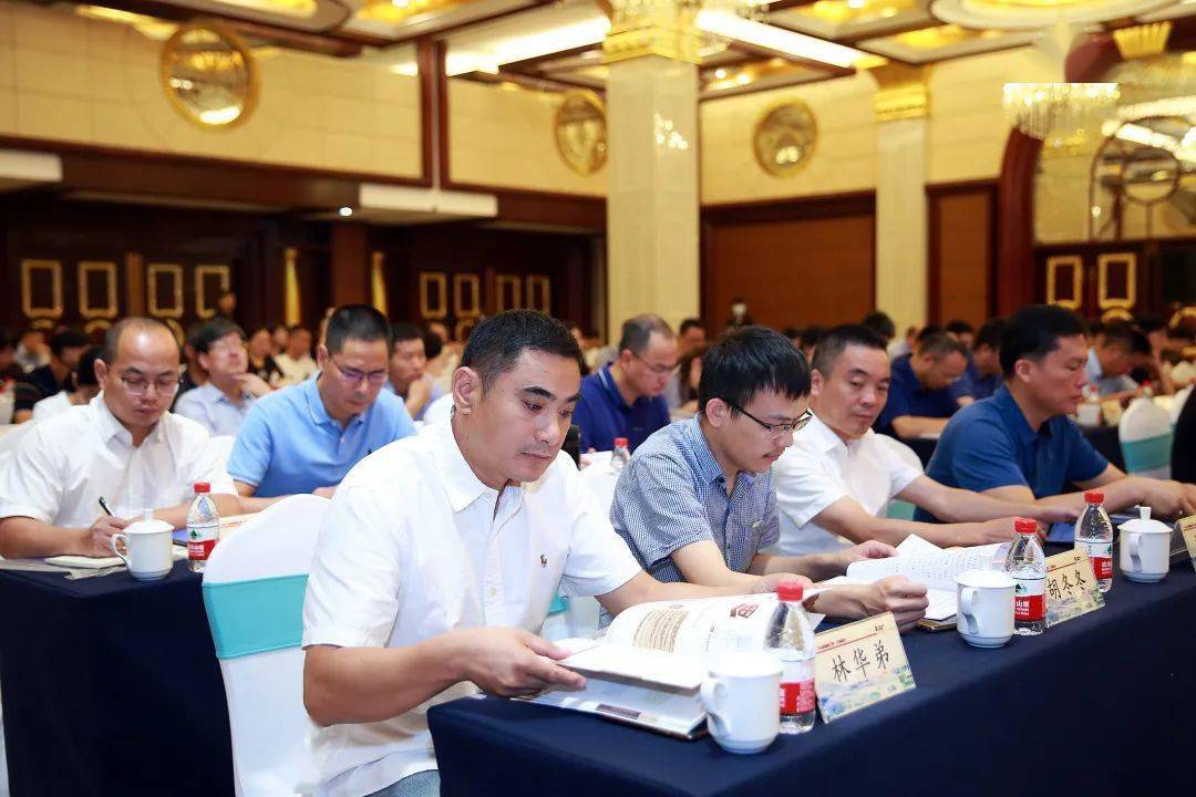 浙江旅游职业学院院长杜兰晓,市领导楼琅坚,陈小华,黄阳明参加