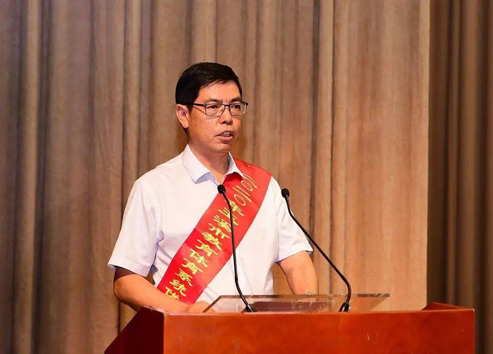 甘当人梯育人才——访玉溪一中校长李富春