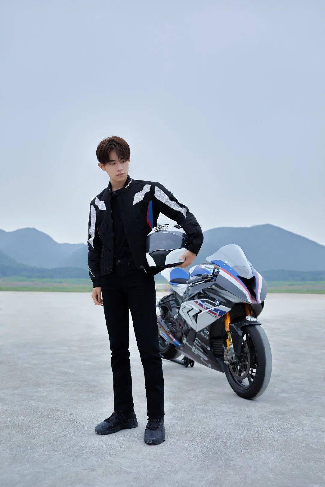 蓝天白云,再次启程一起来看宝马新生代代言人易烊千玺演绎bmw全新品牌