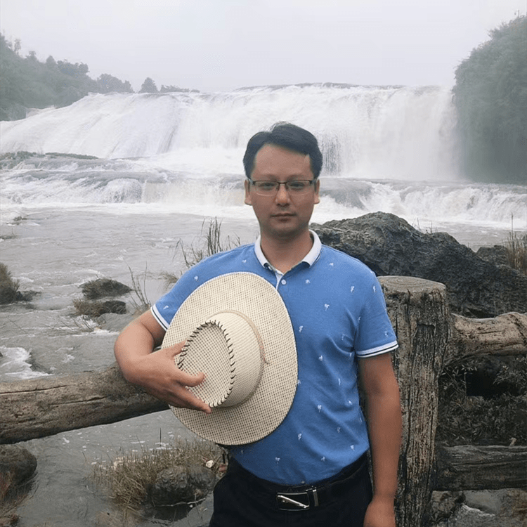 庆祝教师节三尺讲台存日月一支粉笔写春秋