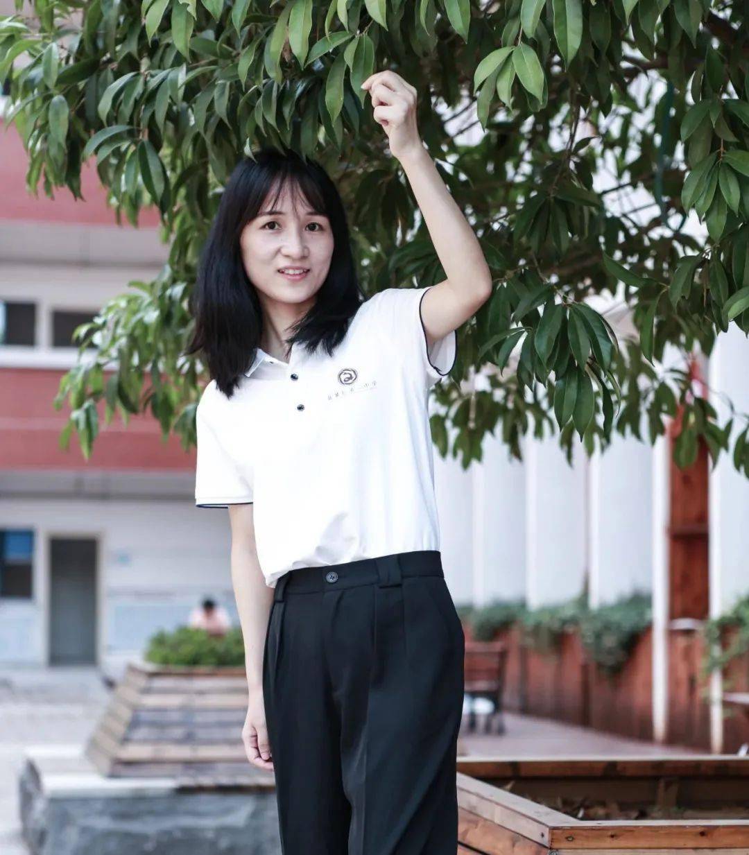 第185期谱写无悔师魂收获满园春色感动二小十佳教师颁奖词