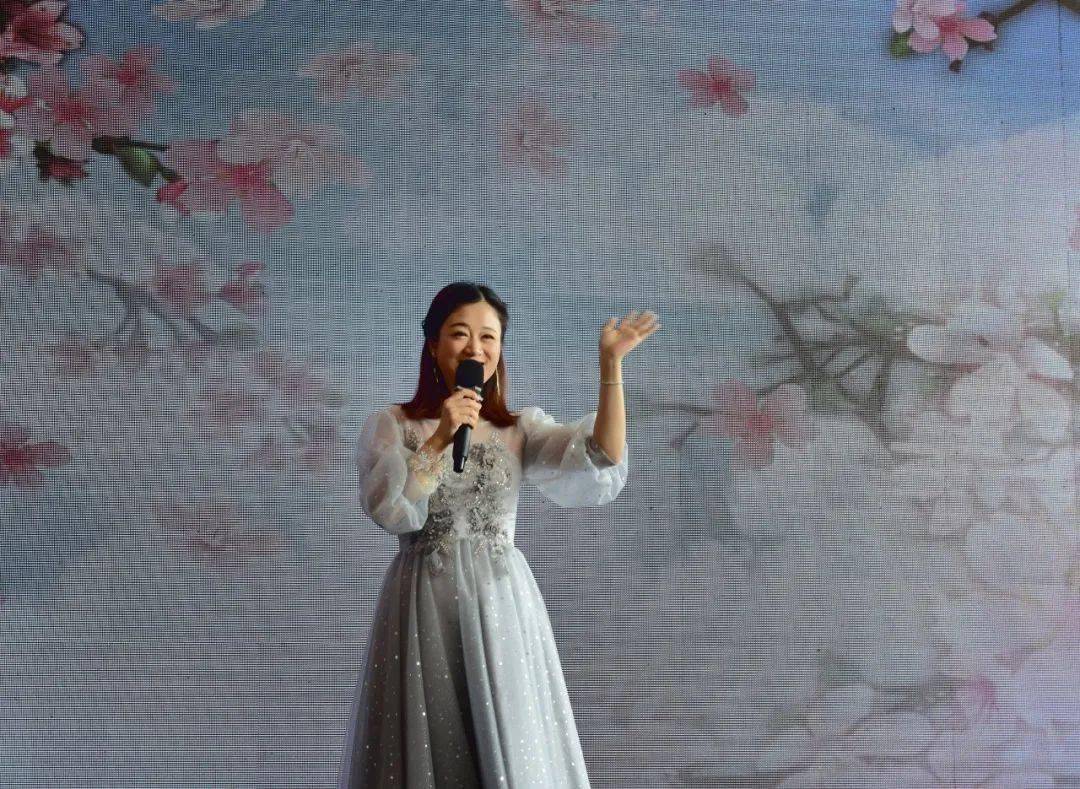 961主播晓彤演唱:歌曲《你像三月桃花开》八大主播悉数激情登场,放歌