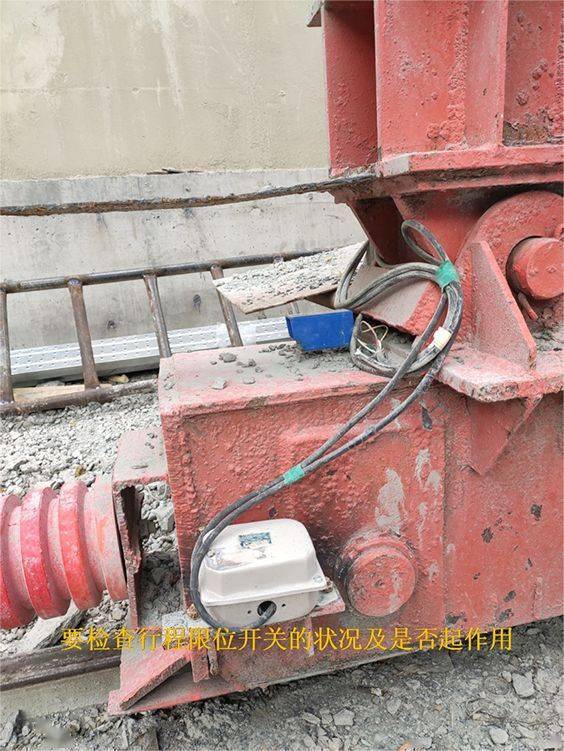 突发2死6伤丨深圳地铁施工现场龙门吊倒塌