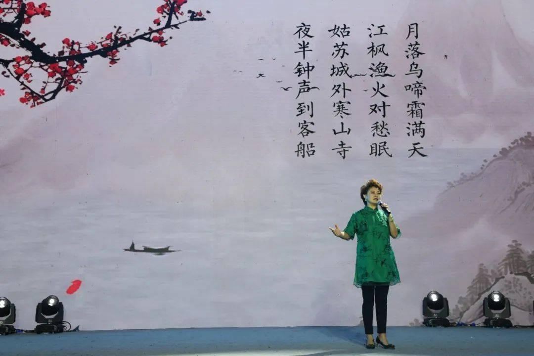 为市民提前送去中秋的祝福营造出唯美的"月"夜用诗词朗诵和歌曲串烧