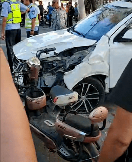 昨天,秦皇岛发生一起严重交通事故.