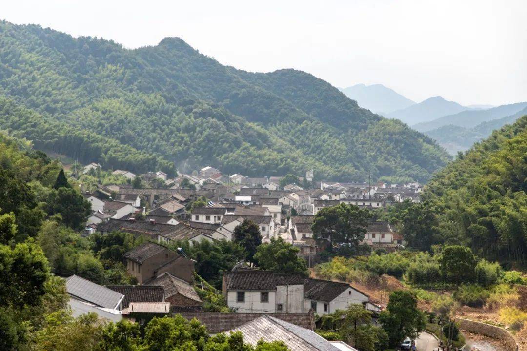 太美了这个古村群山环抱更有竹海明湖相伴它还是宁波最大的