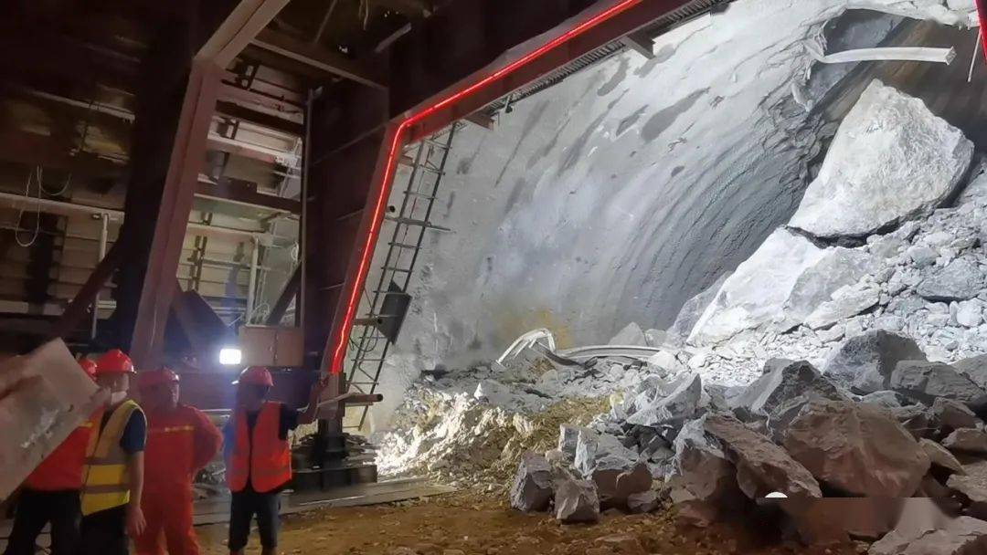 广西乐业隧道塌方事故最新进展救援遇到新塌方体被困人员仍未找到