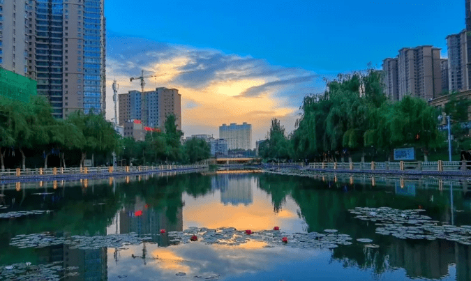 玉泉湖公园里最多的就是桥,这些桥既具城市功能,也是一道景观,建设桥