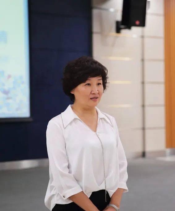 李冉老师代表徒弟汇报了一年来在教育教学实践中的收获与体会:在师父