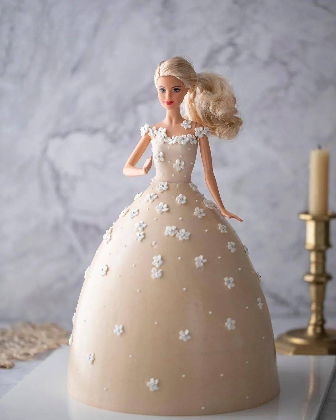 很简单——芭比娃娃蛋糕.什么样的蛋糕能担起婚礼甜点台中的重任.