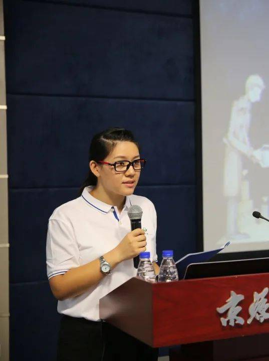 李冉老师代表徒弟汇报了一年来在教育教学实践中的收获与体会:在师父