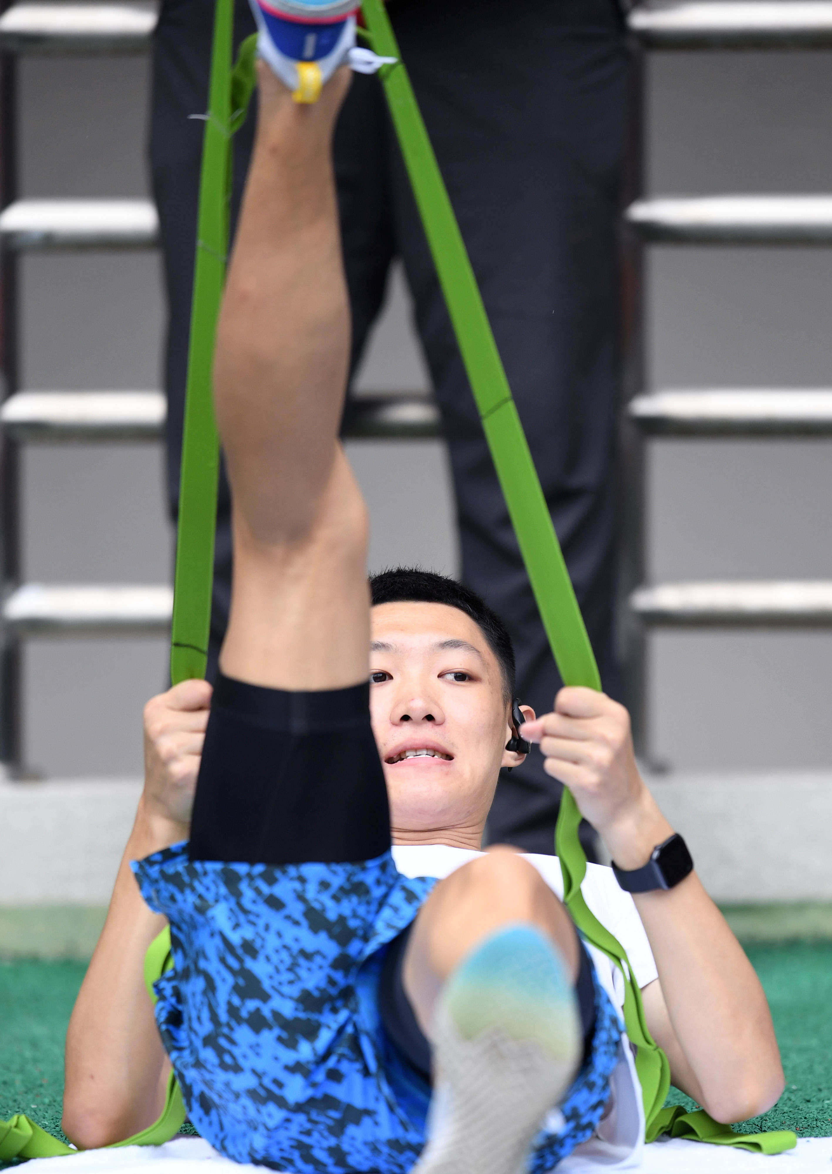 田径全国锦标赛运动员进行场地适应训练