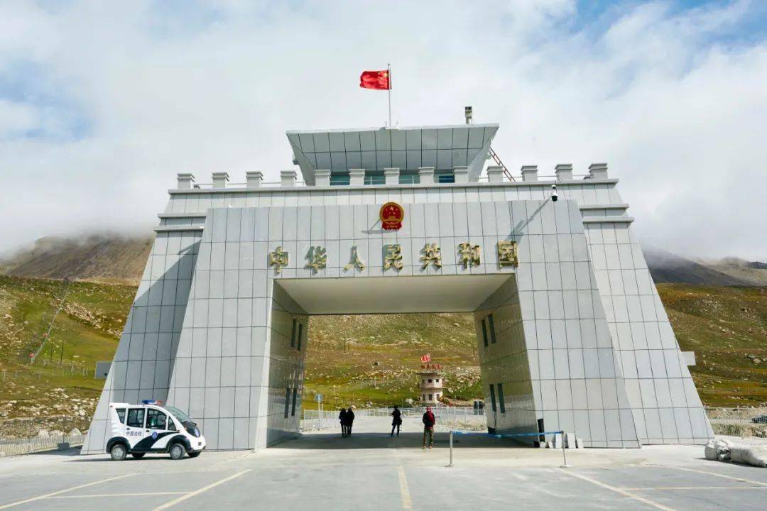 到了喀什,等于出了半个国门,异域风情浓重,到处都是迪丽热巴和古力