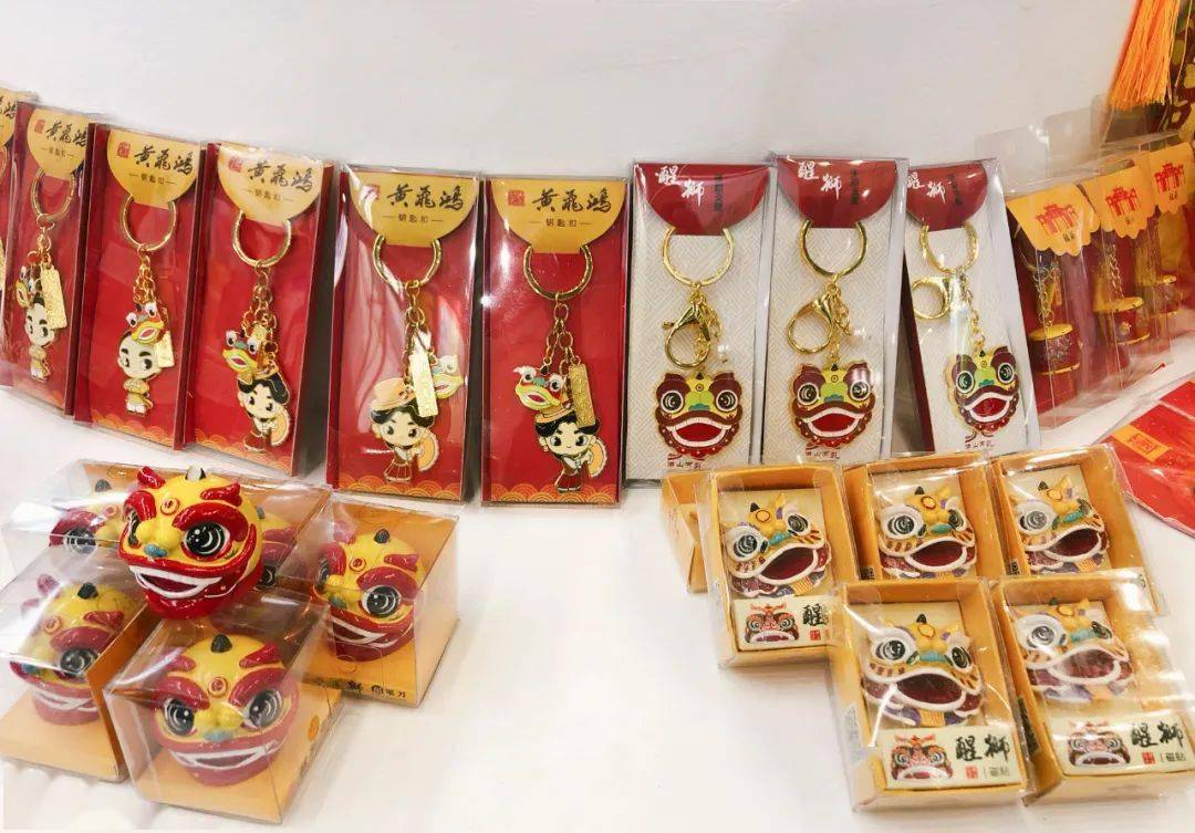 佛山武术展演,有奖问答活动,和近千份文旅特色手信和纪念品,向观众和