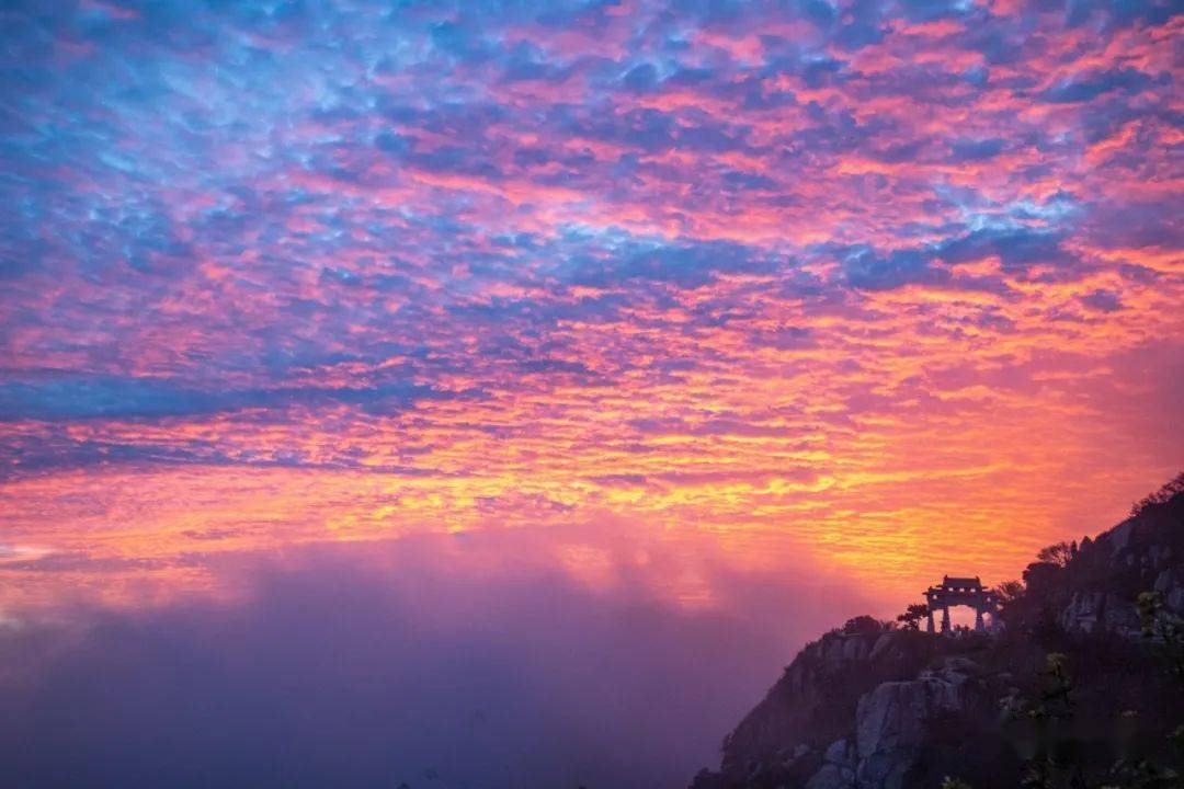 泰山晚霞穿云破雾染长空