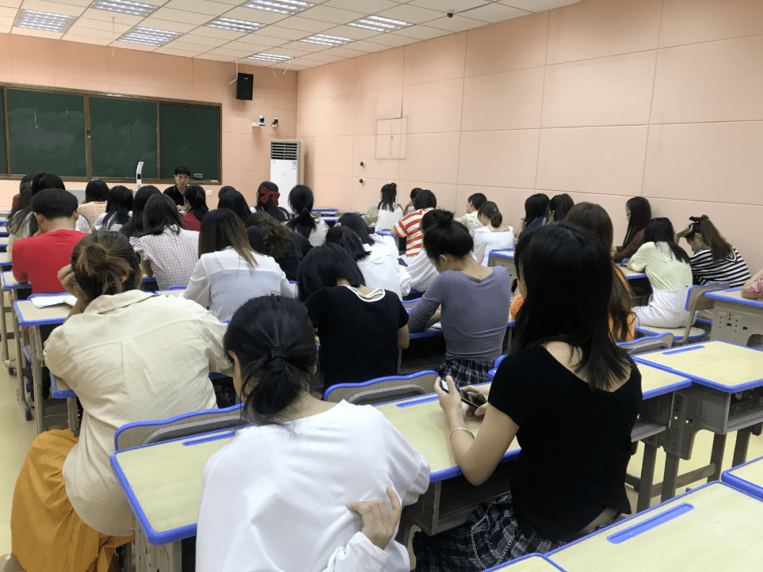 叶森然实验小学召开新入职教师培训会