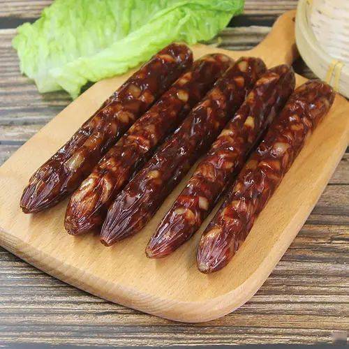 以当地及珠江三角洲一带的鲜鸭肝肠为原料,要求含水分少,以当日收购