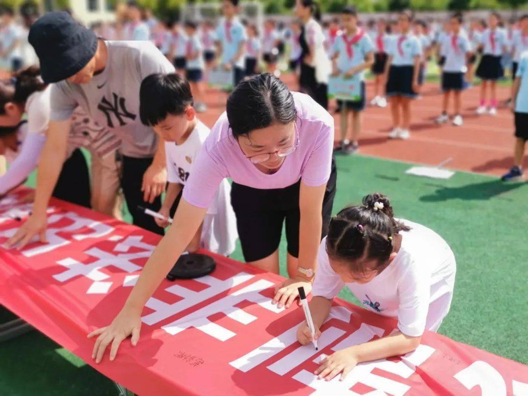 抵制非法出版物列入开学第一课义蓬第一小学举行抵制非法出版物宣誓