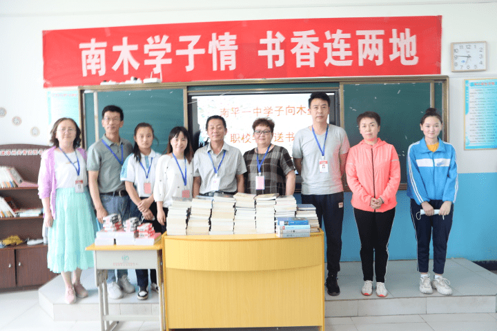 南平一中援疆教师商晓华(左二)在福建省南平市对口援疆学校--木垒中等