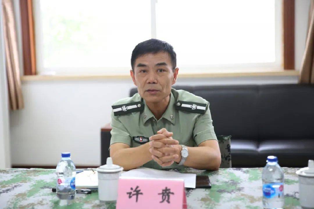 王满根以一名老兵的身份叮嘱新兵们,要做好吃苦的准备;要追求目标