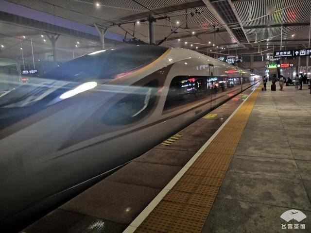 乘坐庞巴迪cr9小飞机是什么体验?拔草机龄5.4年的华夏航空