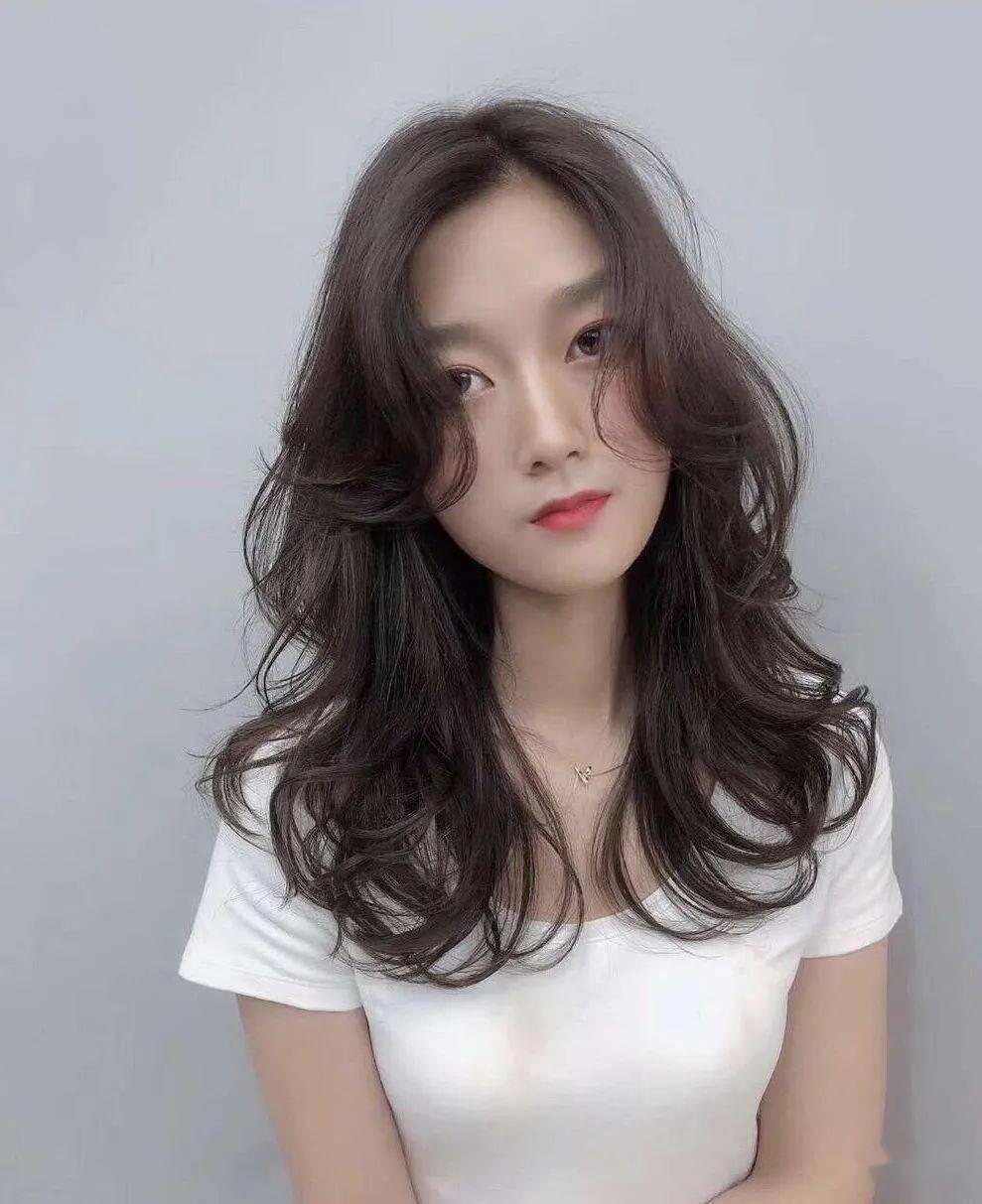 今年流行齐胸烫发型