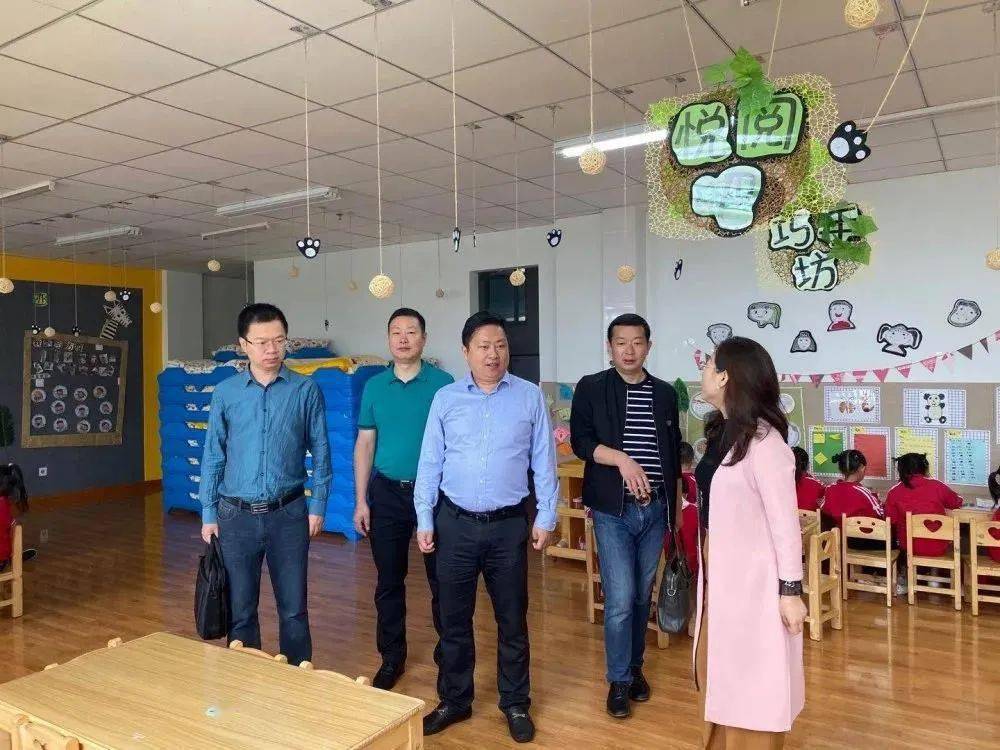 盐城市天圣拍卖有限公司总经理郑雷两位爱心企业家到县城关一小和县第