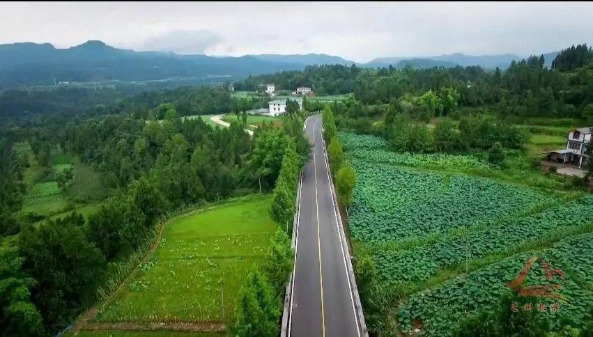 了勃勃生机便捷的交通路网为脱贫奔康奠定了坚实基础畅安舒美巴山路