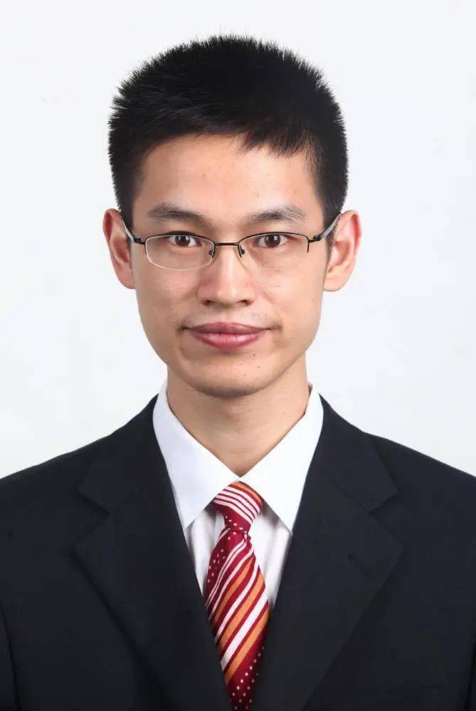 9月16日,省人医介入科周卫忠主任来市一院坐诊