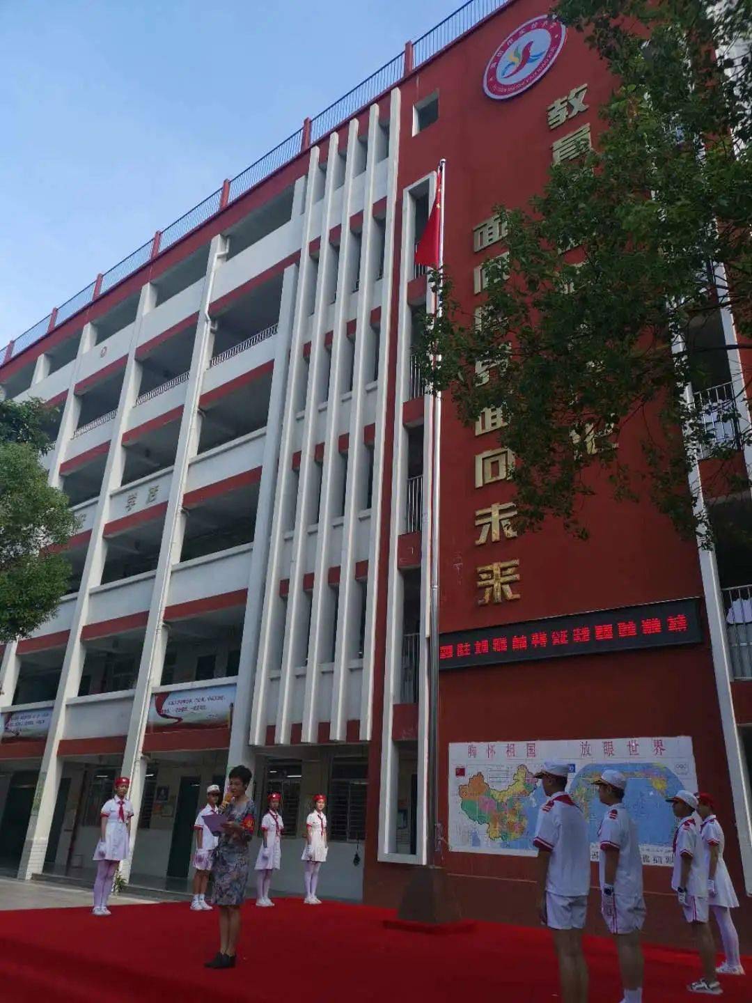 升国旗促常规传文化