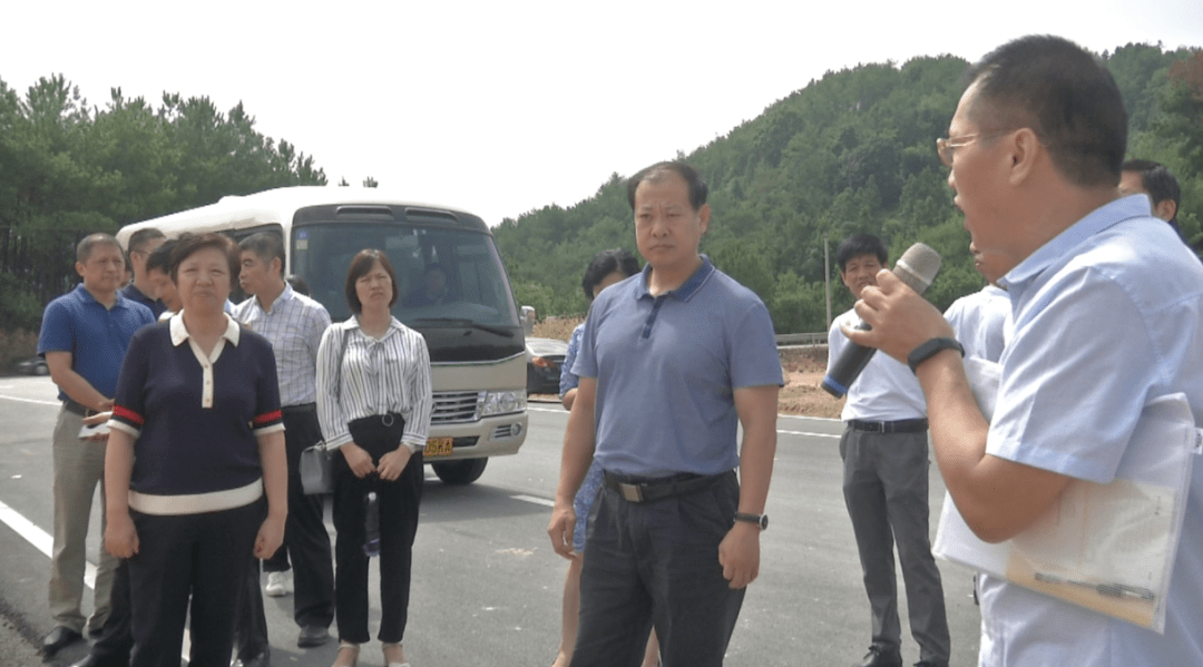 9月15日,市人大常委会副主任,市人大监察司法委主任委员冯桂华带领