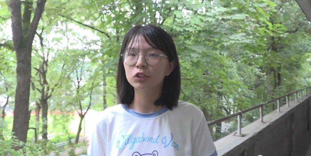 走进龙冈中学,校园里干净整洁,树木郁郁葱葱.