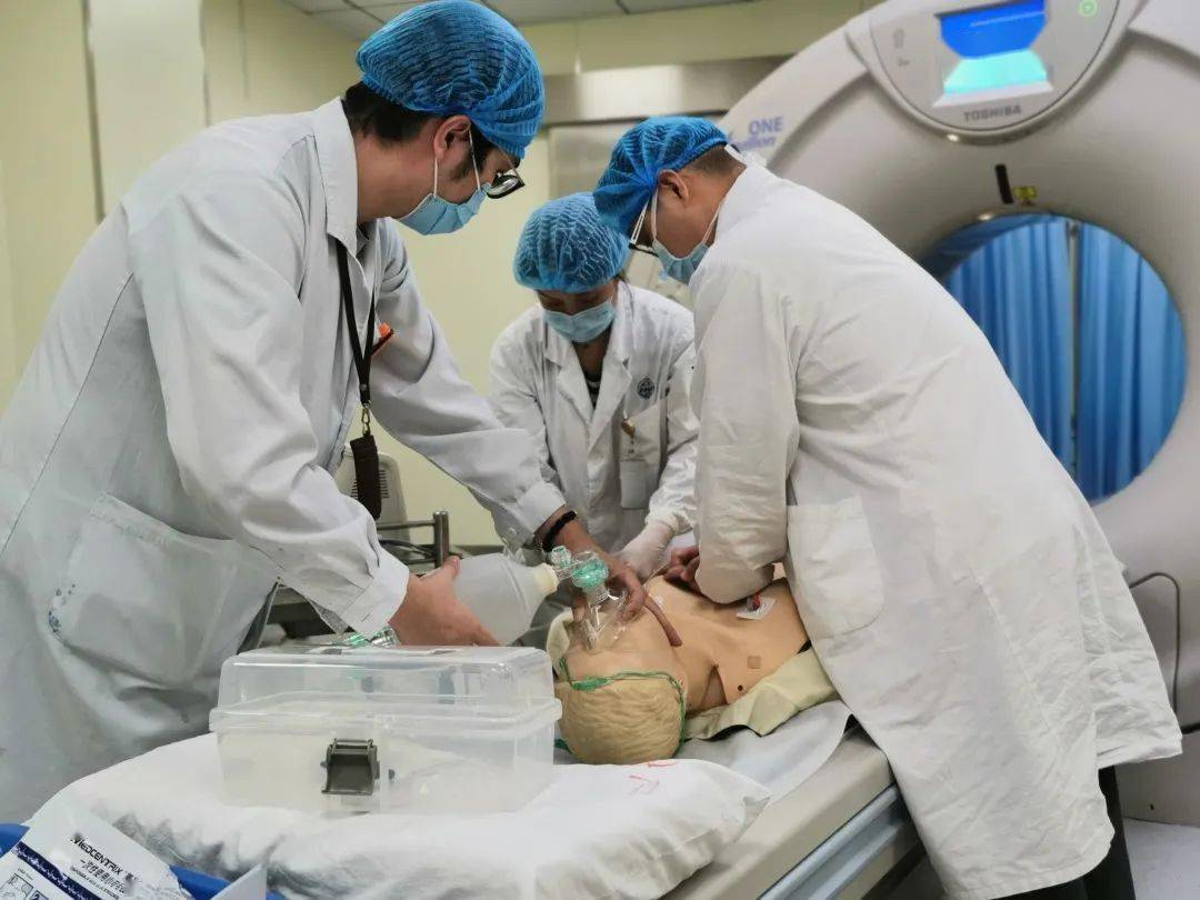 演练结束后,放射科主任许建荣和医务一处处长骆华杰对此次活动进行了