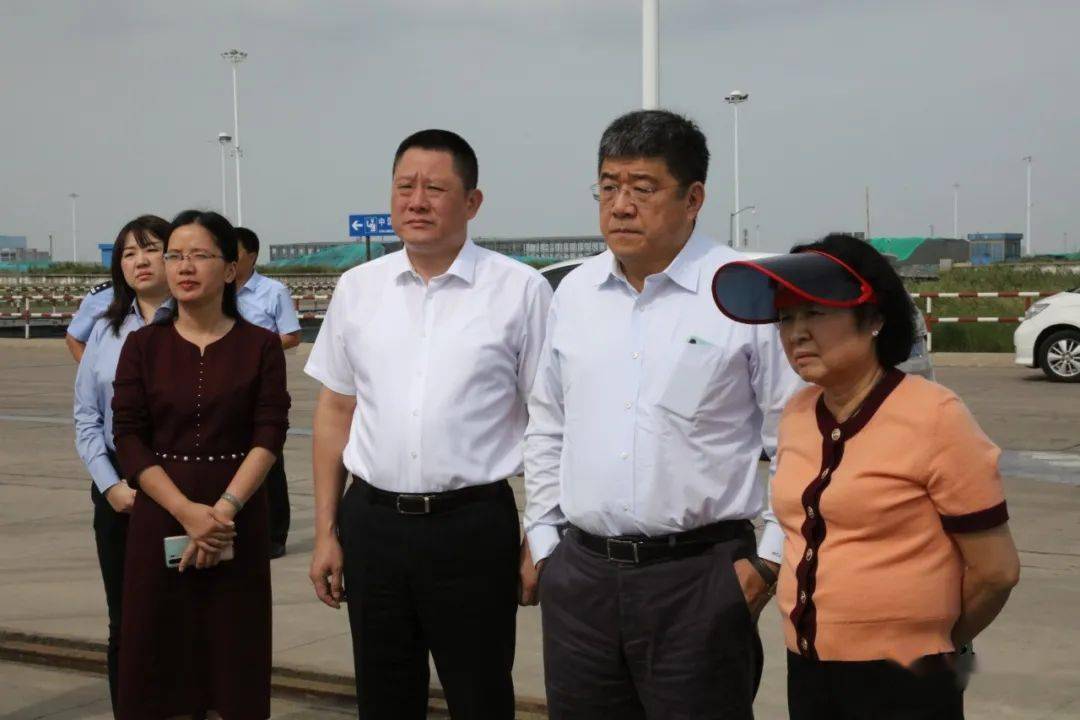 县委书记苏锋,县委副书记,代县长曹明丽,县委副书记谭树林,副县长陈新