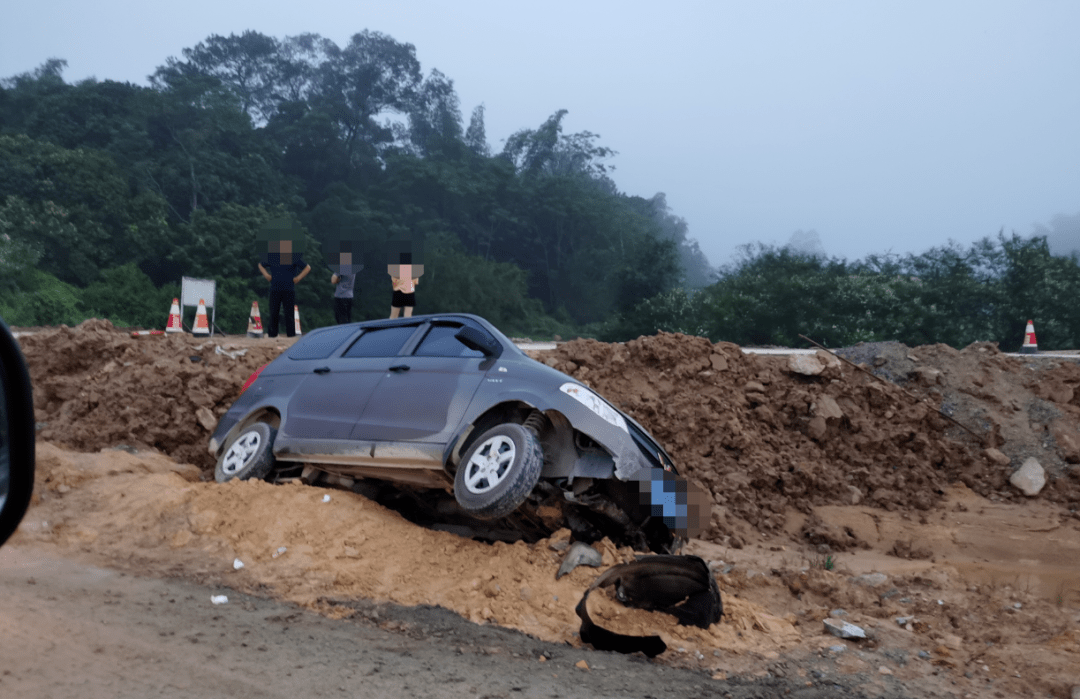 危险博白一辆五菱神车飞出路基还有一辆电动车掉进泥潭