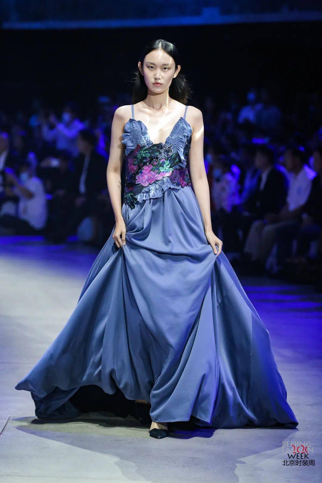 百年首钢时尚首秀东方宾利名模军团助阵2020北京时装周开幕大秀