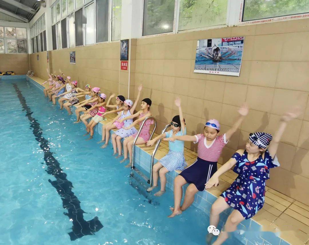 这所学校的游泳课刷爆了我们的朋友圈