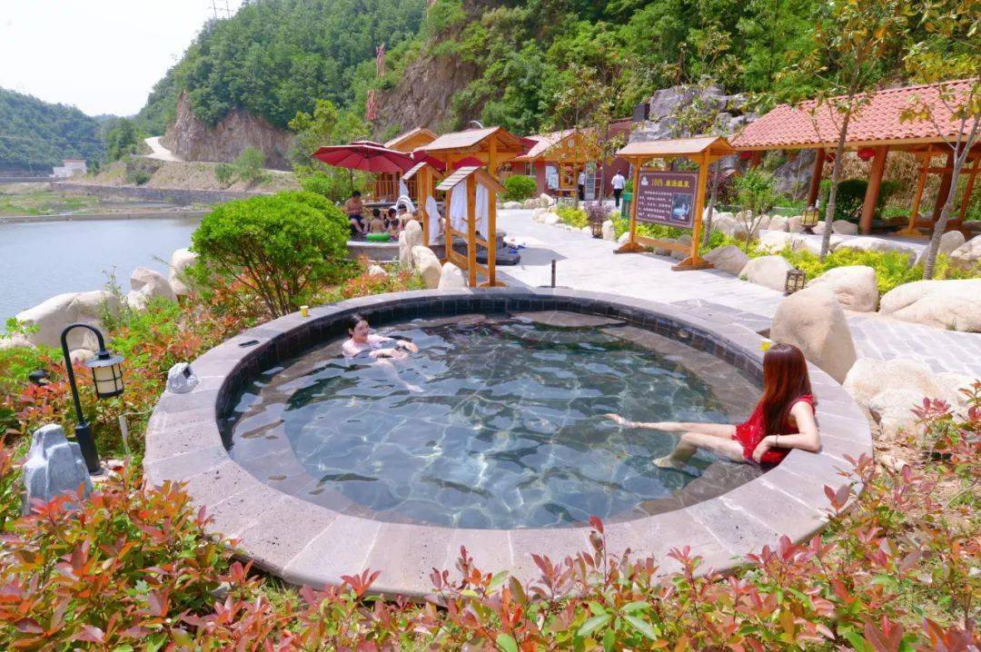 【文旅资讯】初秋,去汤河泡温泉,吹着不冷不热的风,看着红叶慢慢绽放!