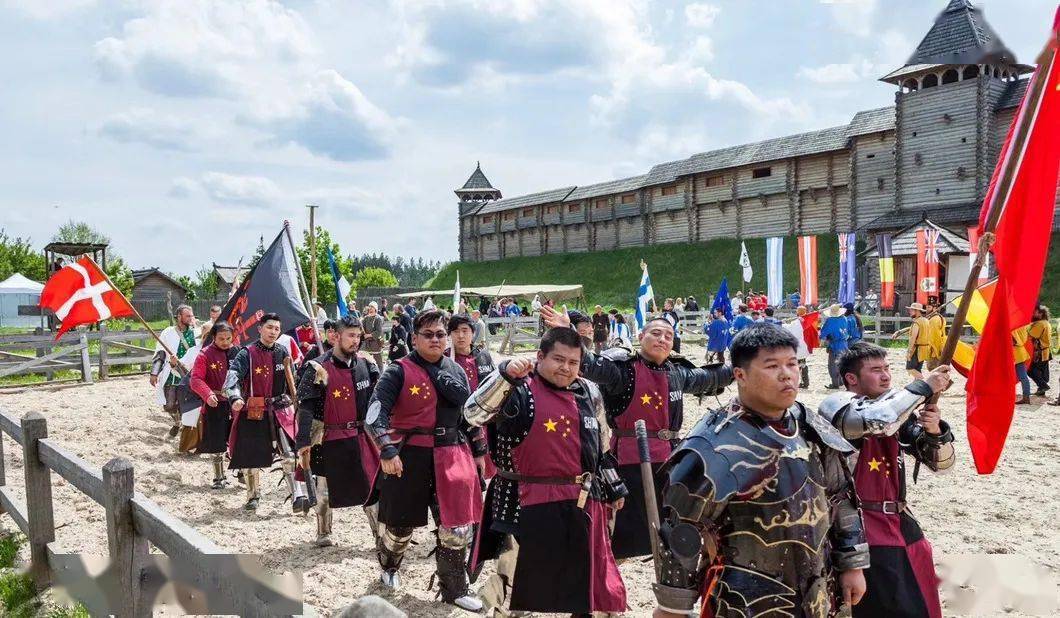 手执剑盾披甲上阵踏上战场来体验一场属于男人的战斗吧