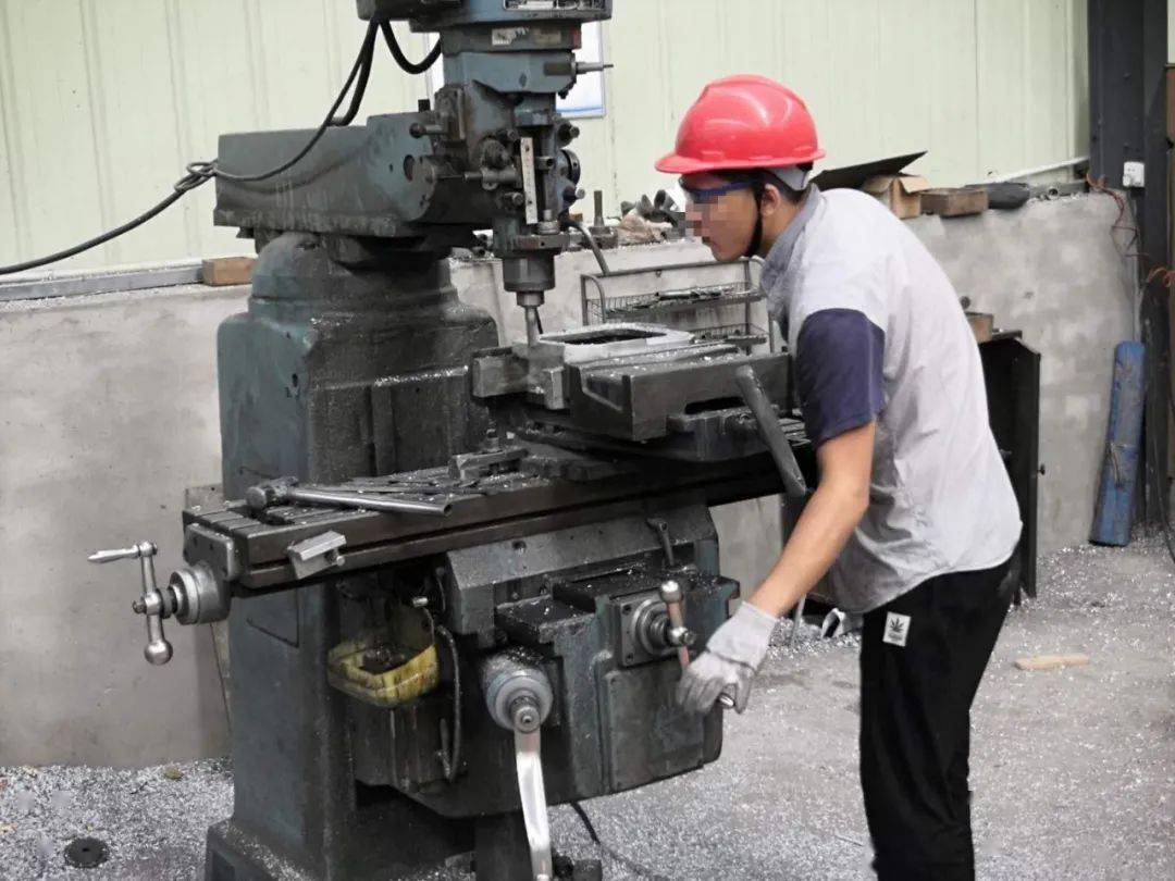 2,现场铣床工人违规戴手套作业1,灭火器瓶体生锈失效,且无点检记录