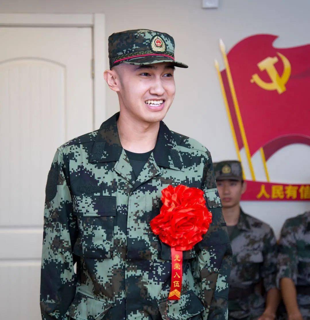 戴上大红花的你们是上戏的另一种英姿