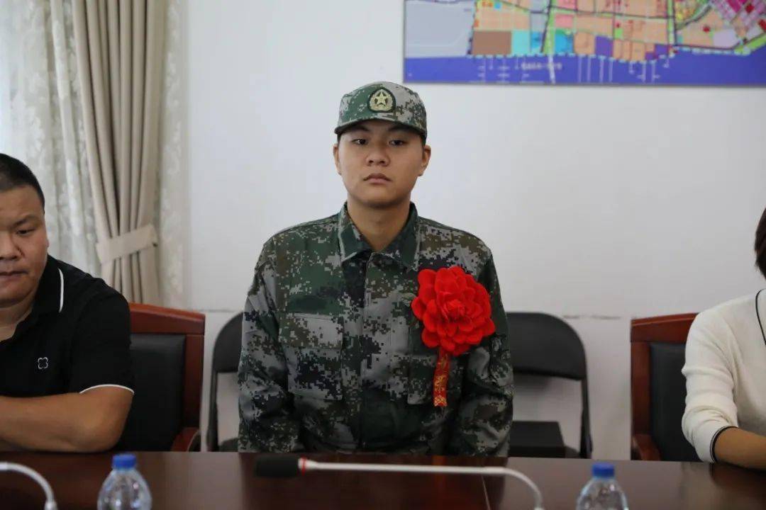 希望新兵能够在部队严格要求自己,提升自身素质,展现个人才华,为现代