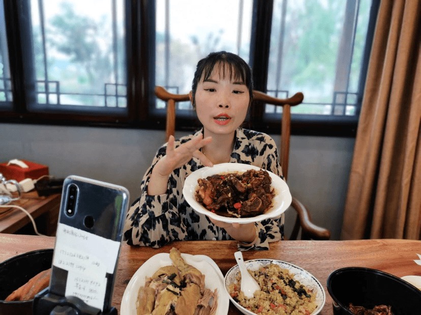 县贡茶家庭农场的小蒋在果园开启直播间安吉县露新农场的汪树新女士