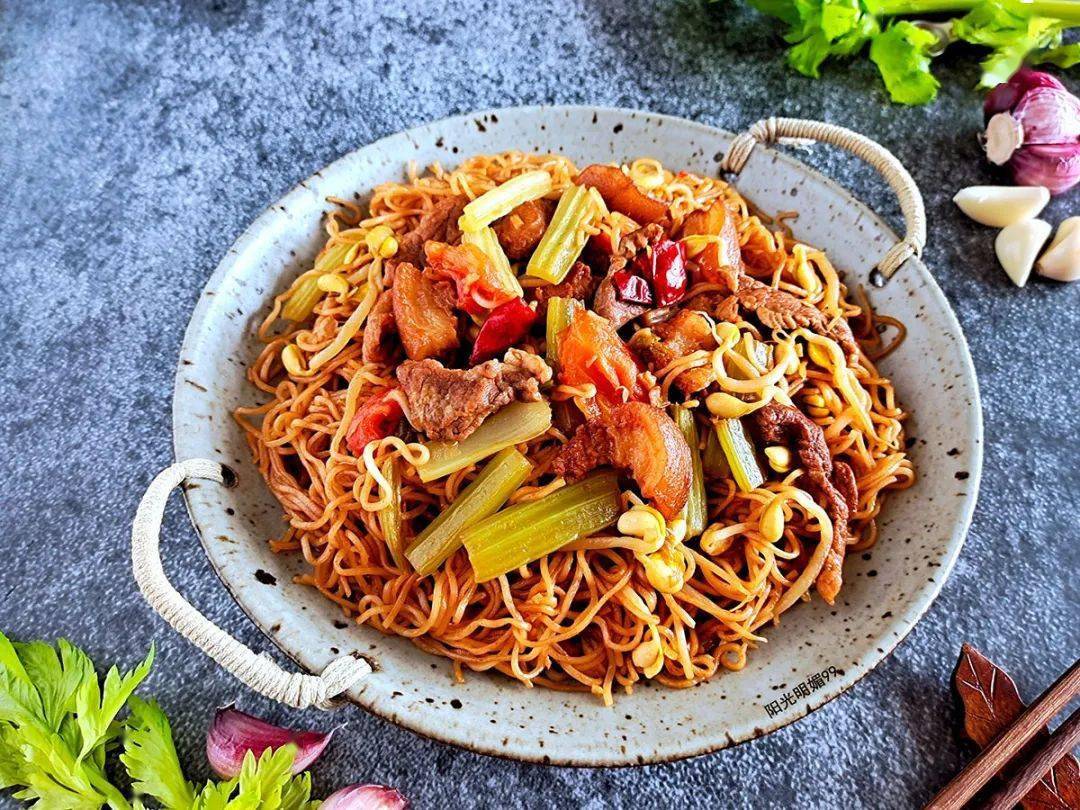 家常蒸卤面面条筋道入味鲜香可口